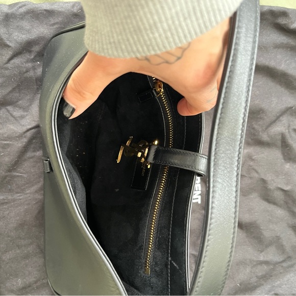Saint Laurent (Le 5 á 7) Black Shoulder Bag with Gold details - Picture 3 of 5
